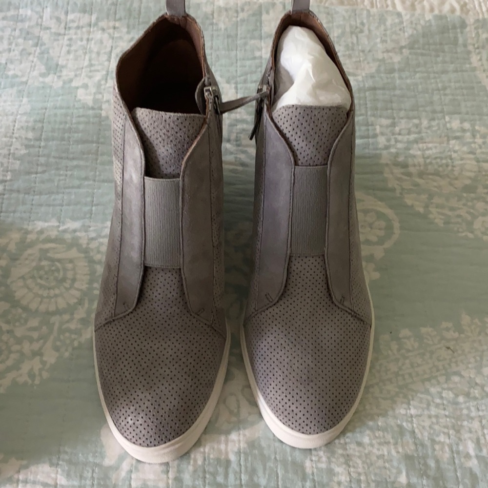 Linea Paulo Felicia sneaker. Size 10. New